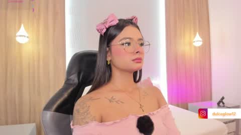 Snapshot of dulce_glow_ chatting on 06/27/26, 03:50 D U L C E online show from 06/27/26, 03:50