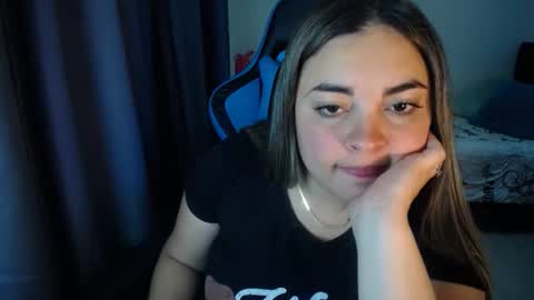 Snapshot of dumont_model chatting on 02/03/25, 08:24 Nicole online show from 02/03/25, 08:24