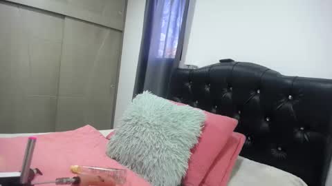 Snapshot of dumont_model chatting on 10/02/25, 09:44 Nicole online show from 10/02/25, 09:44