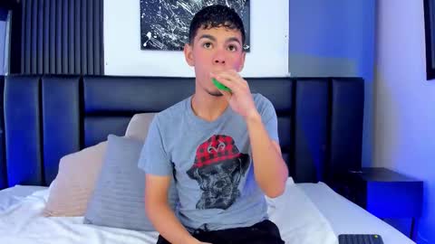 Snapshot of duolust chatting on 09/19/25, 01:01 Thomas and Noah online show from 09/19/25, 01:01