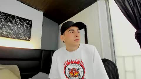 Snapshot of duolust chatting on 10/07/25, 01:19 Thomas and Noah online show from 10/07/25, 01:19