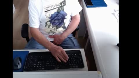 Snapshot of dutchpornking2 chatting on 06/15/26, 05:42 dutchpornking2 online show from 06/15/26, 05:42