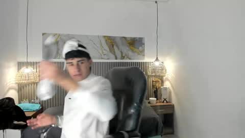 dyla_n18_ online show from 05/03/26, 06:58