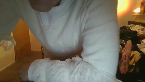 Snapshot of dylanjowelch chatting on 01/09/25, 05:23 Aurora online show from 01/09/25, 05:23