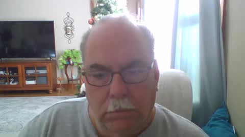 Snapshot of earl52 chatting on 12/03/24, 06:06 earl52 online show from 12/03/24, 06:06