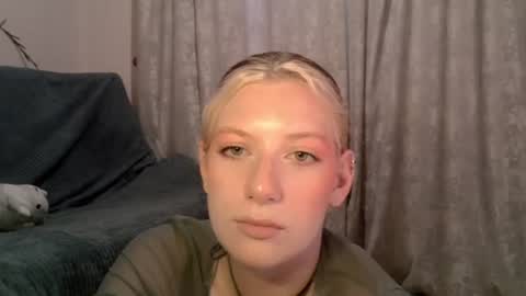 Snapshot of earn_my_lily chatting on 06/18/26, 09:14 Lily online show from 06/18/26, 09:14