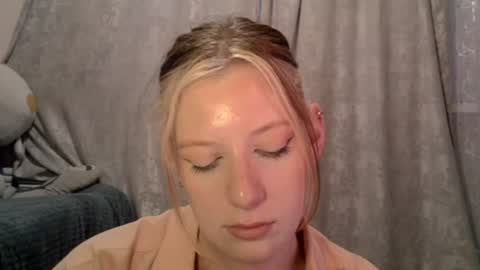 Snapshot of earn_my_lily chatting on 06/21/26, 02:52 Lily online show from 06/21/26, 02:52
