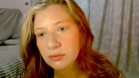 Snapshot of earn_my_lily chatting on 07/08/26, 07:02 Lily online show from 07/08/26, 07:02