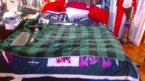 Snapshot of eastbayboy57 chatting on 11/05/25, 05:24 eastbayboy57 online show from 11/05/25, 05:24