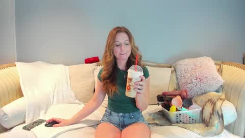 Snapshot of eatmygingersnapps chatting on 12/19/25, 04:25 Allison online show from 12/19/25, 04:25