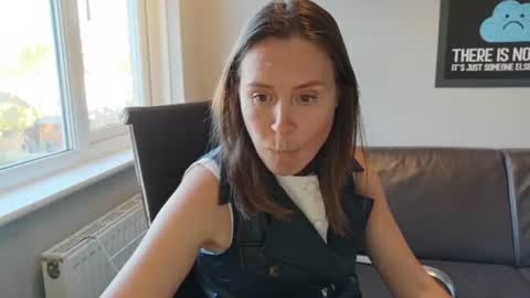 Nadia Ferreira  online show from 06/13/26, 07:01