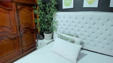 ebony_katterin online show from 10/18/25, 11:00