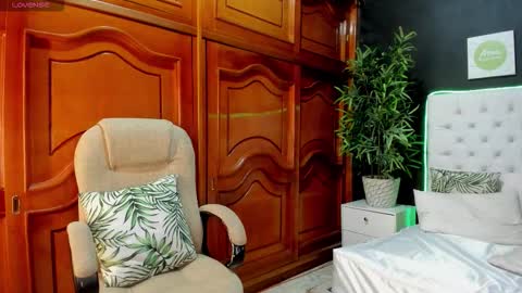 ebony_katterin online show from 12/18/25, 11:16