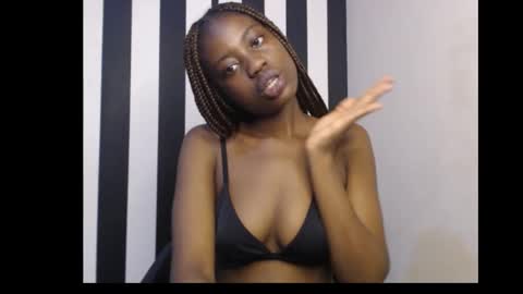 Snapshot of ebony_petitequeen chatting on 10/21/25, 10:32 Ella online show from 10/21/25, 10:32