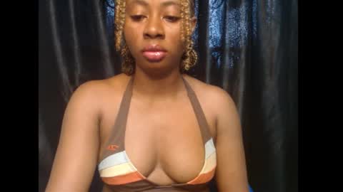 Snapshot of ebony_queenx chatting on 03/22/26, 08:29 Queen online show from 03/22/26, 08:29
