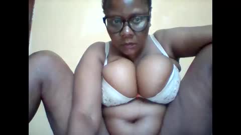 Snapshot of ebonybussy chatting on 10/03/25, 08:11 MAMITO online show from 10/03/25, 08:11