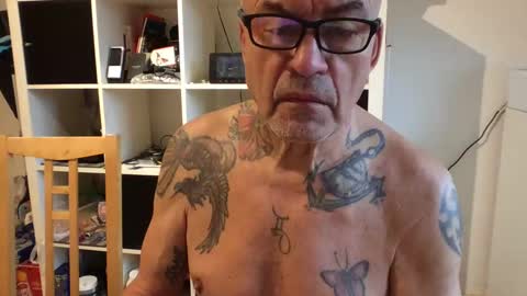 Snapshot of eddelmar chatting on 02/25/25, 08:58 eddelmar online show from 02/25/25, 08:58