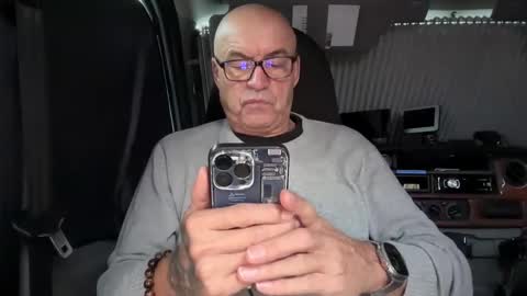 Snapshot of eddelmar chatting on 12/19/25, 02:02 eddelmar online show from 12/19/25, 02:02