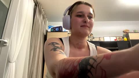 Snapshot of ednadennis chatting on 05/23/26, 12:31 Eva online show from 05/23/26, 12:31