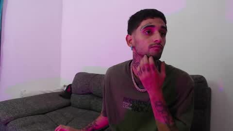 Snapshot of edward_johnsonn chatting on 09/22/25, 01:51 edward_johnsonn online show from 09/22/25, 01:51