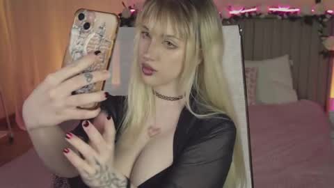 Snapshot of eevamarie chatting on 04/23/26, 08:22 EVA NON NUDE online show from 04/23/26, 08:22