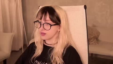 Snapshot of eevamarie chatting on 06/26/26, 04:22 EVA NON NUDE online show from 06/26/26, 04:22