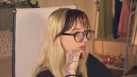 Snapshot of eevamarie chatting on 07/09/26, 05:28 EVA NON NUDE online show from 07/09/26, 05:28