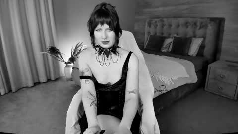 Snapshot of effie_mirell chatting on 05/09/26, 03:17 Mistress Effie online show from 05/09/26, 03:17