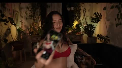 Snapshot of effylowell_ chatting on 05/19/26, 01:11 Effy online show from 05/19/26, 01:11