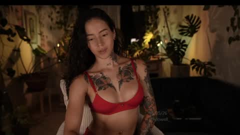 Snapshot of effylowell_ chatting on 05/19/26, 01:56 Effy online show from 05/19/26, 01:56