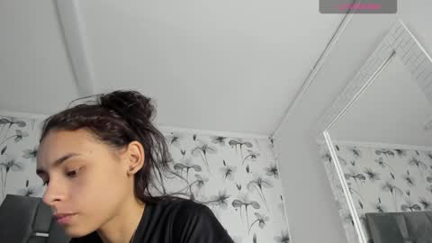 Snapshot of ehotloveaxxx chatting on 01/21/25, 01:22 Valery online show from 01/21/25, 01:22