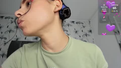 Snapshot of ehotloveaxxx chatting on 02/10/25, 04:04 Valery online show from 02/10/25, 04:04