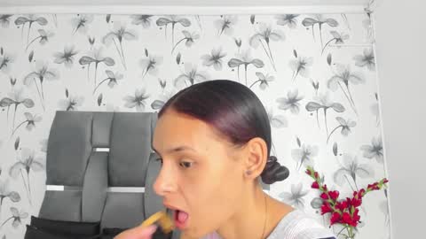 Snapshot of ehotloveaxxx chatting on 09/16/25, 01:23 Valery online show from 09/16/25, 01:23