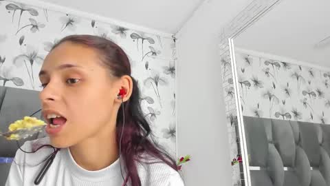 Snapshot of ehotloveaxxx chatting on 10/09/25, 04:49 Valery online show from 10/09/25, 04:49