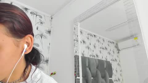 Snapshot of ehotloveaxxx chatting on 10/22/25, 01:33 Valery online show from 10/22/25, 01:33