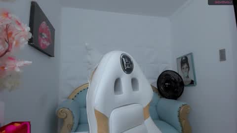 Snapshot of eimy_skinny chatting on 10/31/25, 11:22 eimy online show from 10/31/25, 11:22