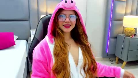Snapshot of eimyjoness chatting on 10/21/25, 03:40 EimmyJones online show from 10/21/25, 03:40