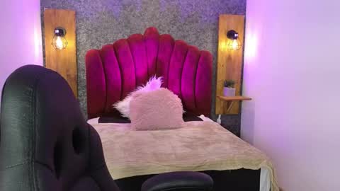 Snapshot of elaia_muller chatting on 11/21/25, 03:27 Elaia online show from 11/21/25, 03:27