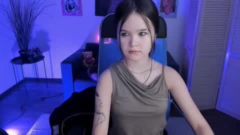 Snapshot of elainebeness chatting on 01/15/26, 01:43 Your sweet girl online show from 01/15/26, 01:43