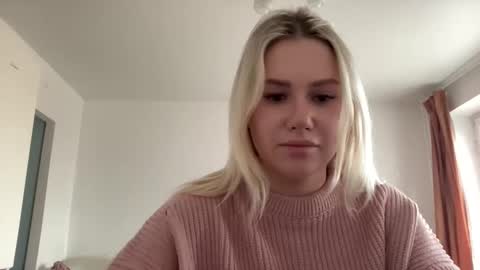 Snapshot of elaraluxxxe chatting on 02/14/25, 12:03 elaraluxxxe online show from 02/14/25, 12:03