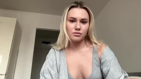 Snapshot of elaraluxxxe chatting on 03/11/25, 01:12 elaraluxxxe online show from 03/11/25, 01:12