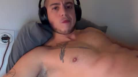 Snapshot of elcarlobukowski1905 chatting on 10/27/25, 02:26 elcarlobukowski1905 online show from 10/27/25, 02:26