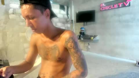 Snapshot of elchicletv chatting on 02/10/25, 08:21 El CHICLE TV - SHOW online show from 02/10/25, 08:21