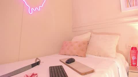 Snapshot of electra_a chatting on 11/17/25, 03:18 ELECTRA online show from 11/17/25, 03:18