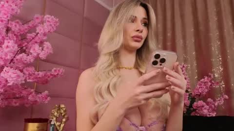 Eleine online show from 11/25/25, 09:26