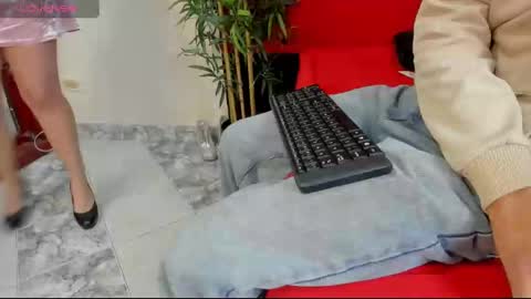 Snapshot of elena_and_derek chatting on 12/26/24, 12:25 Elena Derek online show from 12/26/24, 12:25