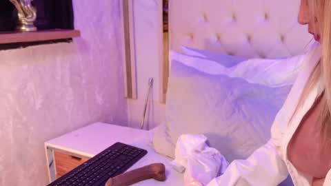 Snapshot of elena_mature chatting on 07/23/26, 07:12 Elena online show from 07/23/26, 07:12