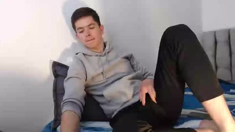 Snapshot of elian_tg chatting on 12/13/25, 07:53 Elian online show from 12/13/25, 07:53