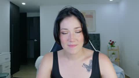 eliiih_ online show from 11/18/25, 02:28