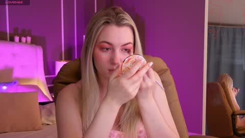 Snapshot of elina_nortas chatting on 02/05/25, 01:26 Elina online show from 02/05/25, 01:26